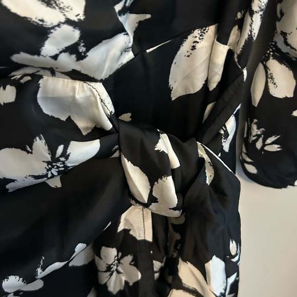 NWT VICI black and white floral long sleeve mini fringe wrap Dress - Picture 7 of 7